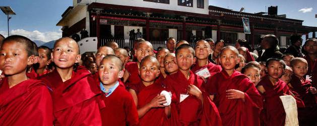 Autograf jagt?  HH Dalai Lama ankommer til Tawangklostret i det Nordøstlige Indien.