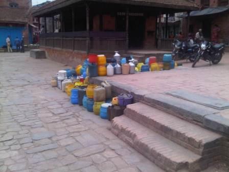 Morgen i Bhaktapur Kø til vandpumpen