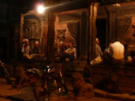 Bhaktapur by night Hygge ved et af templerne