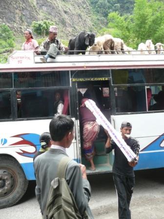 The Bus @ The Last Resort Den offentlige transport er velfungerende her 5 km fra grænsen til Tibet