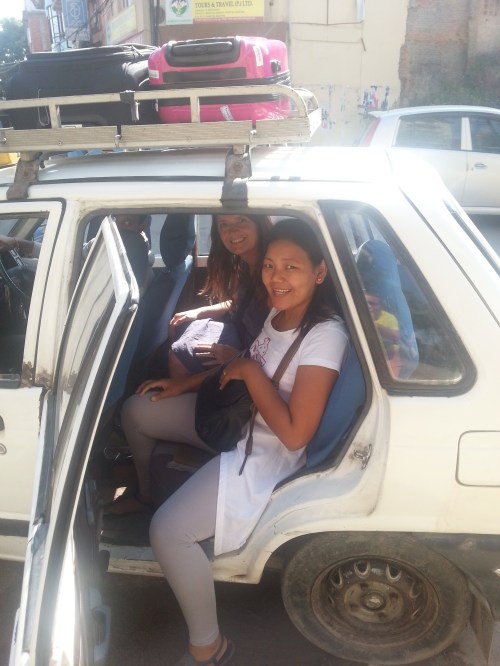 Dorje giver mig de sidste instruktioner inde afgangen til lufthavnen. Guø ve om hun har glemt at jeg i sin tid startede et hotel i Kathmandu LOL 20141010_092951