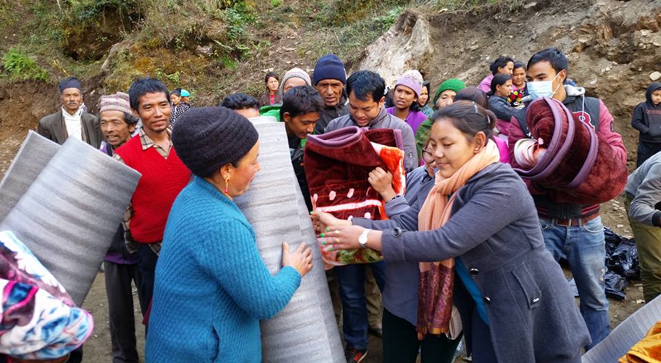 Vi skal selv sikre os at hjælpen når de personer der har brug for den. Der er kun een måde at gøre dette på. At selv tage ud med den - som Dorje gjorde forleden i Tatopani hvo 95 indbyggere fryser ihjæl for de den internationale hjælp stadigvæk aldrig er nået frem. Denne lille aktion kunne nås på en lang dag... Hvor svært kan det være. Klik pp billedet Tatopani - blankets and madresses (3)