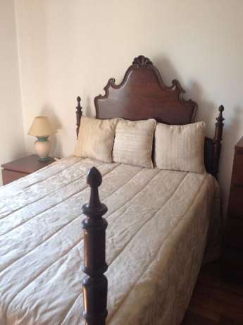 898044901_1_644x461_cama-casal-e-1-mesa-cabeceira-lisboa-copy